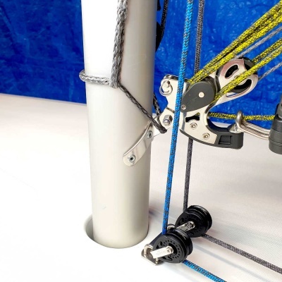 Mastro branco com cordas coloridas e acessórios metálicos de barco