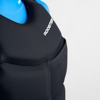 Colete salva-vidas preto ROOSTER sobre peça azul