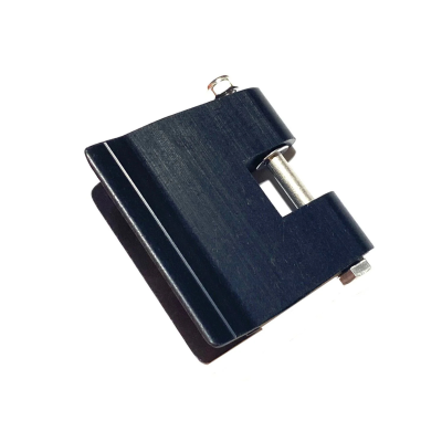 Mola de aperto preta com parafusos metálicos em fundo branco