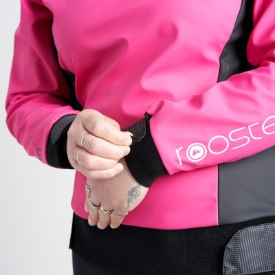 Blusão rosa e preto com marca 'rooster' na manga