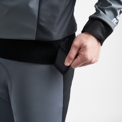 Roupa desportiva cinzenta a ser ajustada na cintura com velcro preto