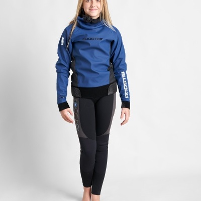 Menina com roupa de mergulho ou desportiva azul e preta em fundo branco