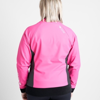 Casaco desportivo rosa e preto visto de trás