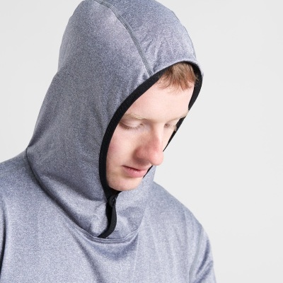 Homem a usar sweatshirt cinzenta com capuz e texto ROOSTER no peito