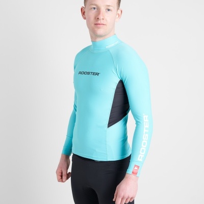 Homem a usar camisola de manga comprida azul clara Rooster com detalhes pretos e calças pretas