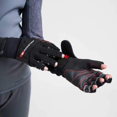 Luvas desportivas pretas com pontas dos dedos cortadas e pormenores vermelhos com texto ROOSTER.