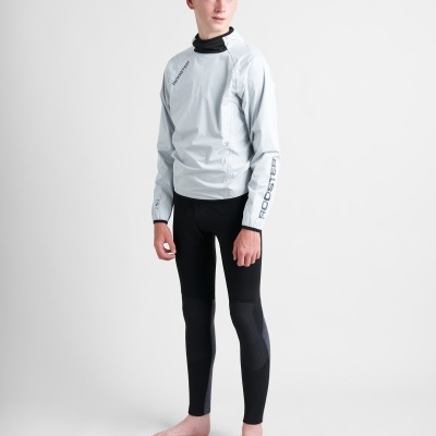 Jovem com roupa desportiva cinzenta e preta em fundo branco