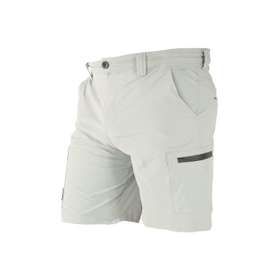 Calções masculinos cinzentos claros com vários bolsos e botão na cintura