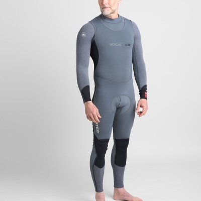 Homem a usar fato de mergulho integral cinzento e preto com texto BOOSTER.