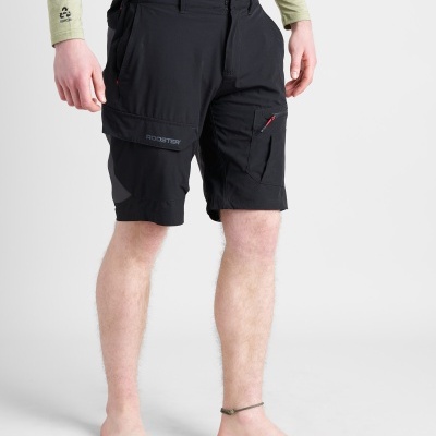 Calções pretos com bolsos laterais e marca ROOSTER, modelo de pele clara.