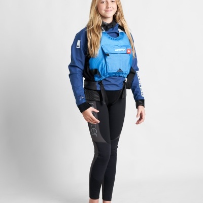 Mulher jovem com colete salva-vidas azul e roupa desportiva preta em fundo branco