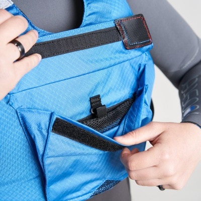 Colete salva-vidas azul com bolso e fecho de velcro ajustável