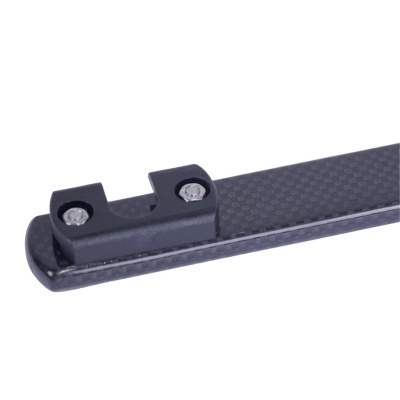 Barra preta com padrão de fibra de carbono e suporte preto com parafusos