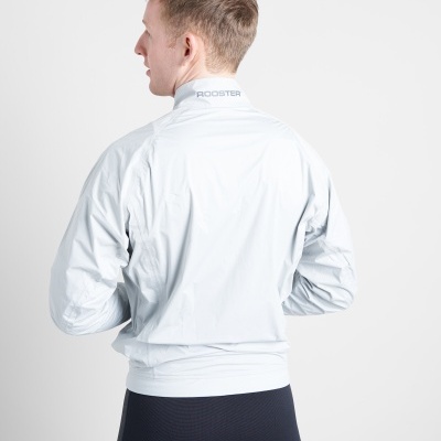 Homem visto de costas com casaco branco e calças pretas