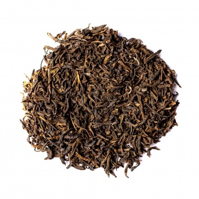 Folhas secas de chá preto em forma redonda sobre fundo branco