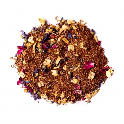 Chá solto colorido com pétalas em fundo branco