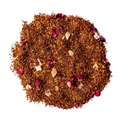 Mistura de chá com folhas secas castanhas e pétalas cor de rosa