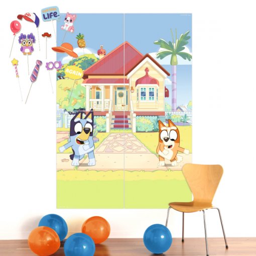 Painel decorativo infantil com desenho de casa, personagens e bolas de balão no chão