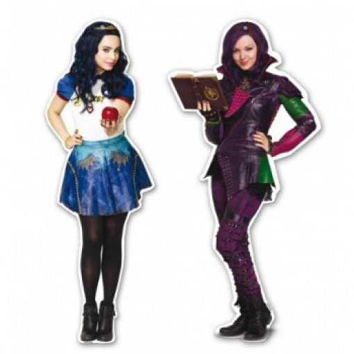 Duas figuras femininas em trajes de fantasia com uma segurando maçã vermelha e outra segurando livro marrom.