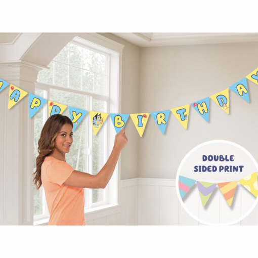 Faixa decorativa feliz aniversário em amarelo com letras azuis e desenhos coloridos