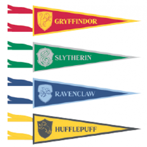 Bandeiras triangulares coloridas com logos e nomes das casas de Hogwarts