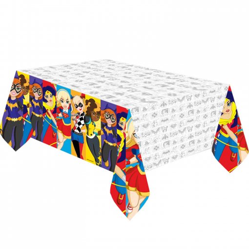 Toalha de mesa com estampado de super-heroínas coloridas nas bordas e padrão preto e branco no centro
