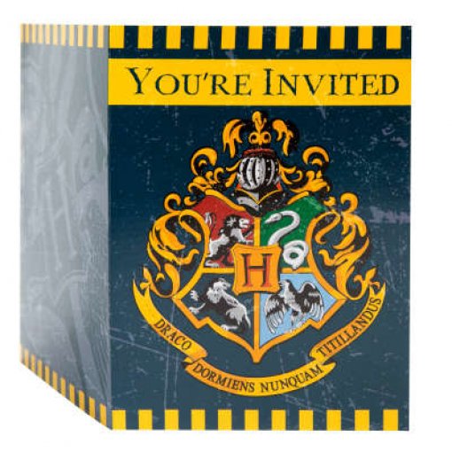 Convite com brasão de Hogwarts e texto 'YOU'RE INVITED' em papel colorido