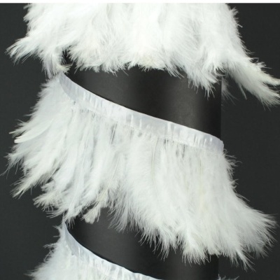 Fita decorativa branca com franjas de penas