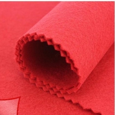 Tecido vermelho com bordas em zig-zag enrolado