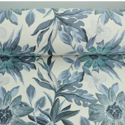 Tecido branco com padrão floral azul e verde