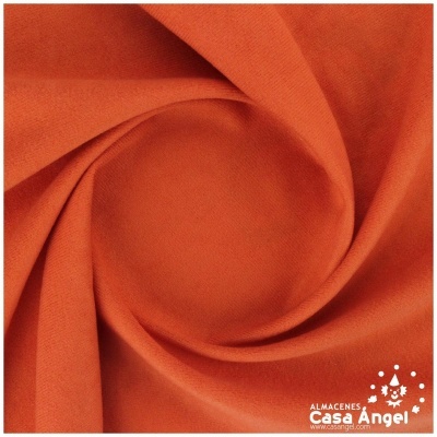 Tecido laranja suave com dobras em espiral e logo Casa Ángel