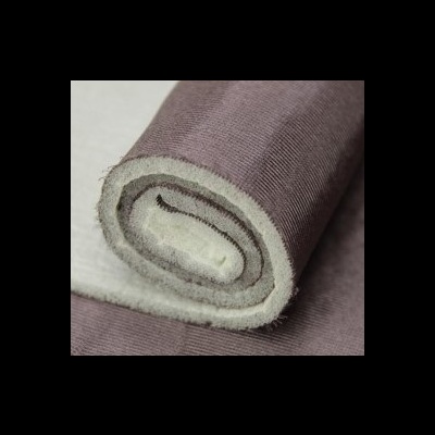 Rolo de tecido castanho claro com interior branco felpudo sobre superfície neutra