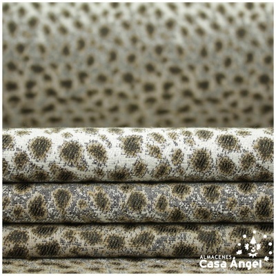 Panos com padrão de pele de leopardo empilhados