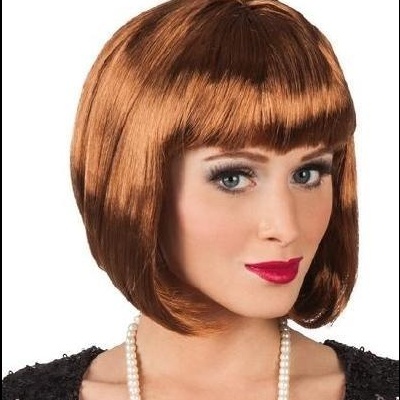 Mulher a usar peruca castanha curta com franja