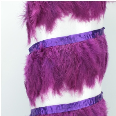 Faixa roxa com penas roxas em fundo branco