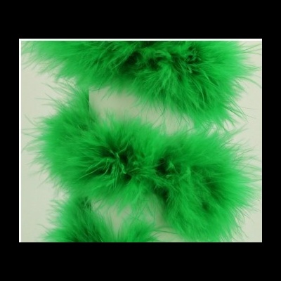 Três pompons verdes feitos de plumas sobre fundo branco