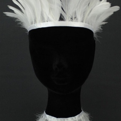 Adereços de penas brancas em manequim preto