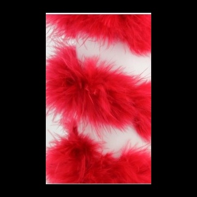 Plumas artificiais vermelhas fofas close-up
