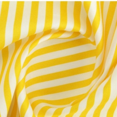 Tecido listrado amarelo e branco com dobras