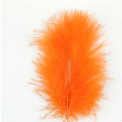 Pena laranja vibrante sobre fundo branco