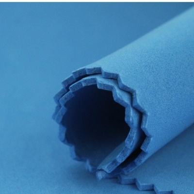 Tecido azul claro enrolado com bordas zig-zag