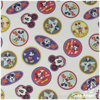 Tecido branco com padrões coloridos do Mickey Mouse em círculos e ovais