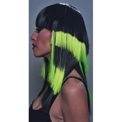 Mulher com cabelo tingido preto e verde fluorescente, corte médio e franjas.