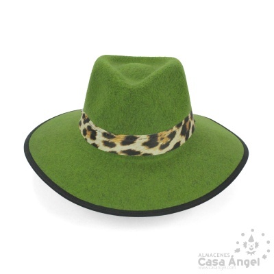 Chapéu verde de feltro com faixa animal print e aba preta