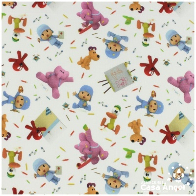Tecido branco com padrão de personagens animados coloridos e brinquedos