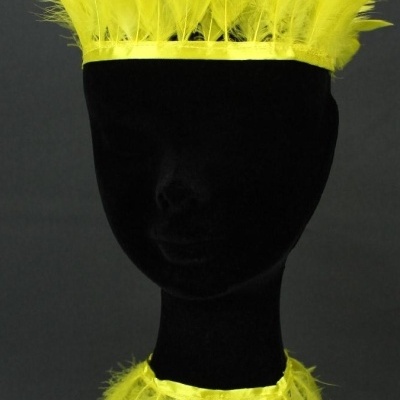 Conjunto de adereços com penas amarelas em manequim negro