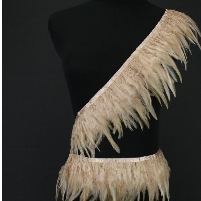 faixa decorativa com penas naturais bege em manequim preto