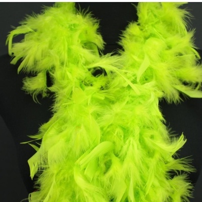 Conjunto de penas amarelo-limão fluorescentes contra fundo negro