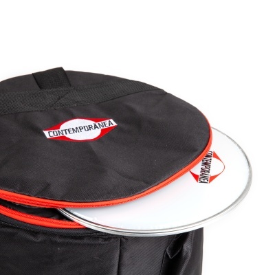 Mochila preta com fecho vermelho e pratos brancos com etiqueta CONTEMPORÂNEA