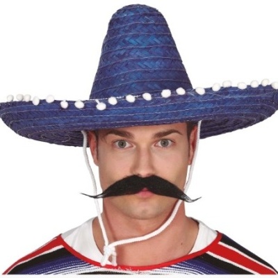 Homem a usar chapéu mexicano azul e bigode falso preto
